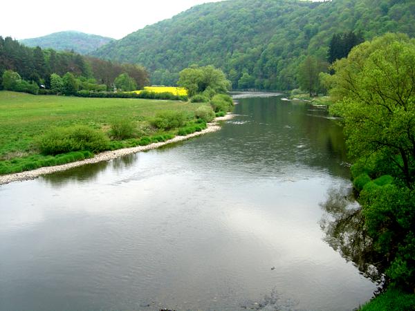 Berounka v cel poledn krse ze Skryjskho mostu