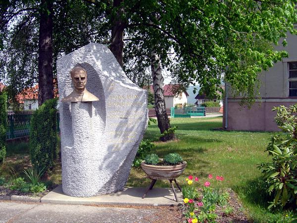 pomnek pana Joachyma Barranda ped Skryjskou kolou